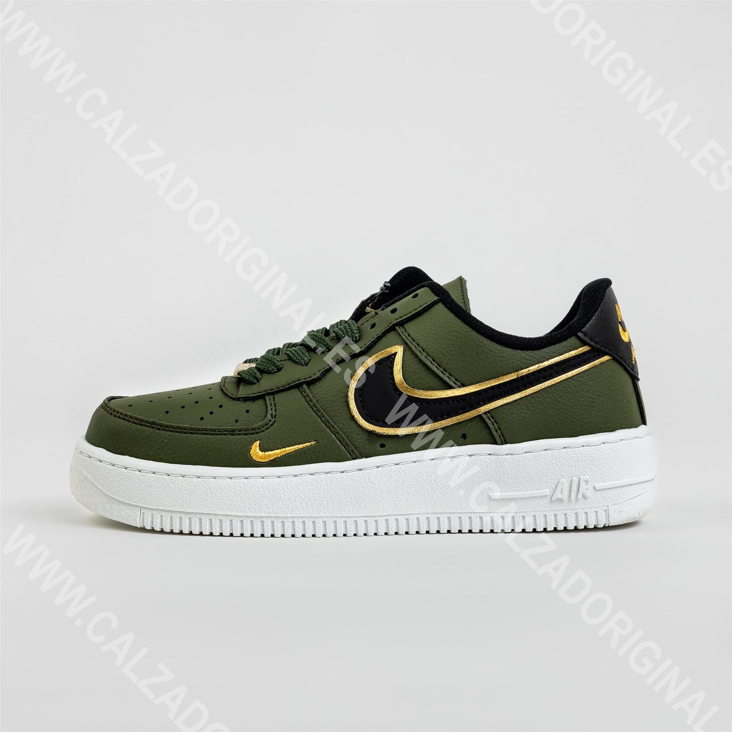 NIKE AIR FORCE VERDE LOGO NEGRO ORO