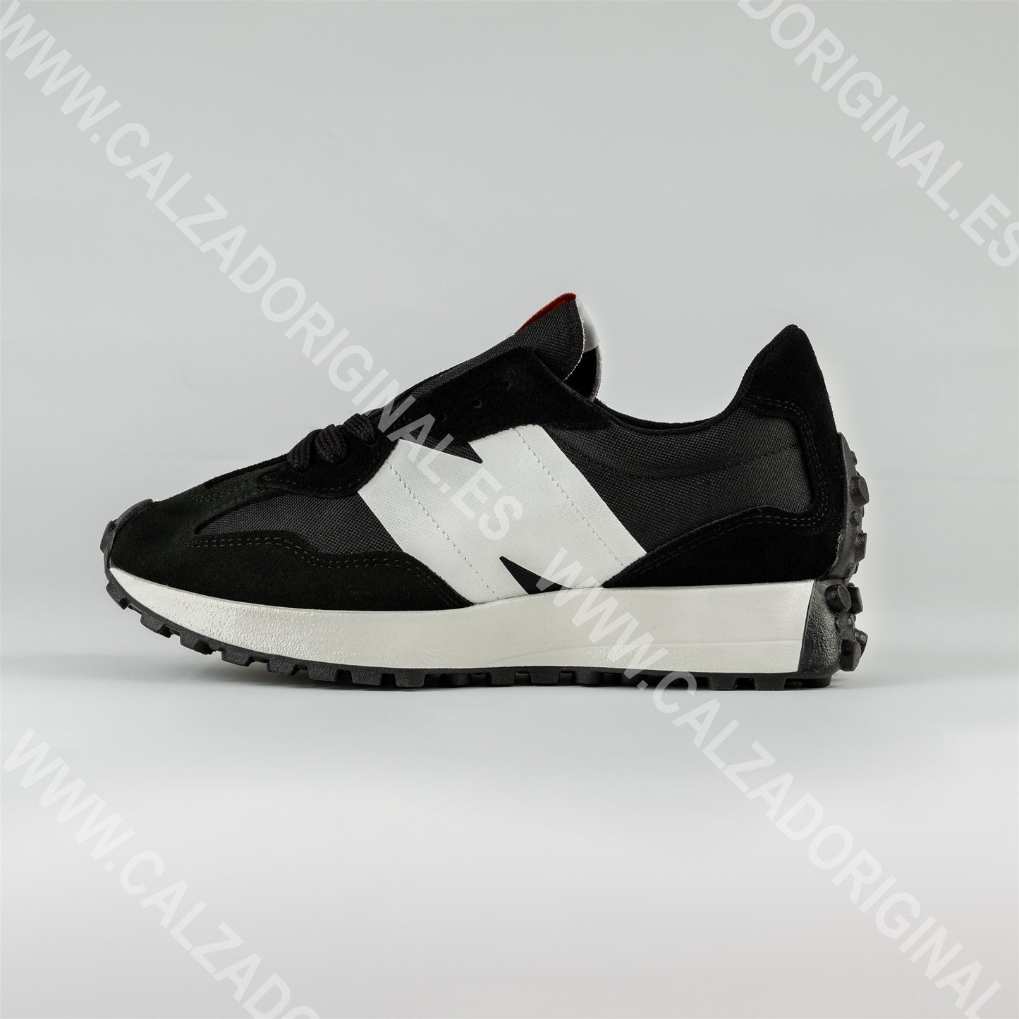NEW BALANCE 327 NEGRO Y BLANCO